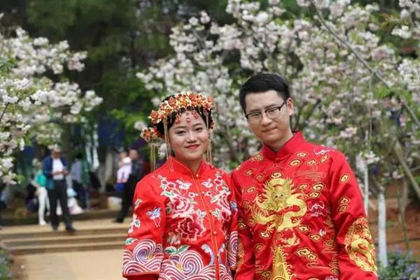 以花为媒凤凰沟举行樱爱十年集体婚礼