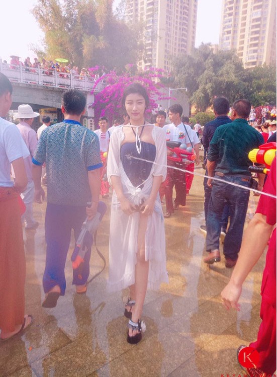 女主播赴约古茶树 尽享泼水节风情[2]