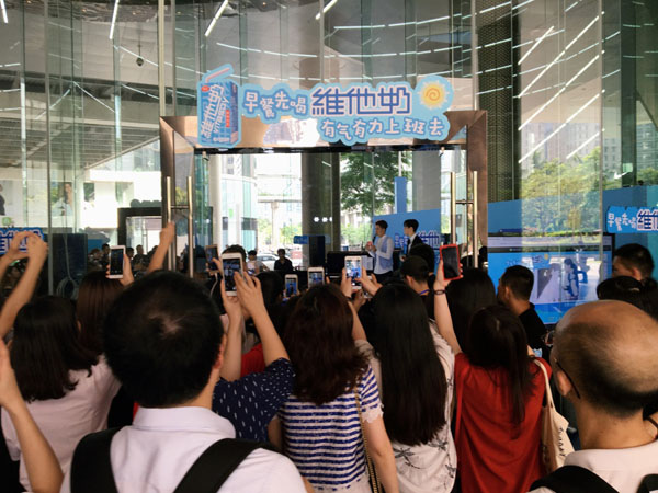 大华henry首开早餐音乐会,现场秀演技备战反面角色