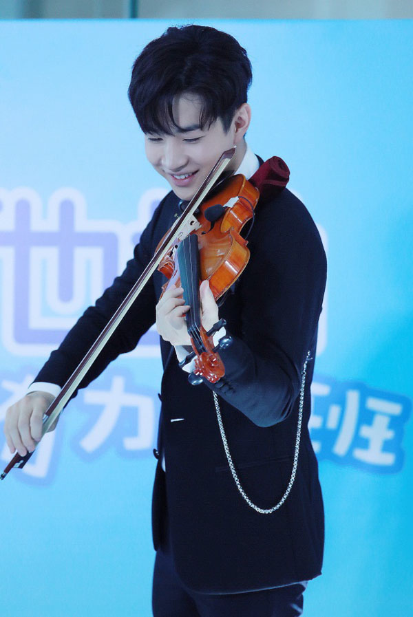 大华henry首开早餐音乐会,现场秀演技备战反面角色