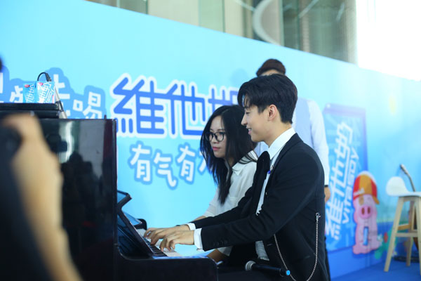 大华henry首开早餐音乐会,现场秀演技备战反面角色