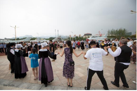 本次音乐节的主会场选择在青岛藏马山旅游度假区,为了增添活动气氛,藏马山还特别同步举办了藏马山暑期夜游狂欢季,啤酒、美食、游乐滑梯、水世界等为观众助兴,乐迷们激情满满,音乐人演绎淋漓尽致,将盛夏的夜晚勾勒得更加绚丽多姿,吸引了近万名游客前来体验。