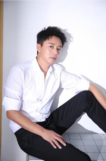 刘奕君《橙红年代》正在热播 曝时尚写真化身魅力男神