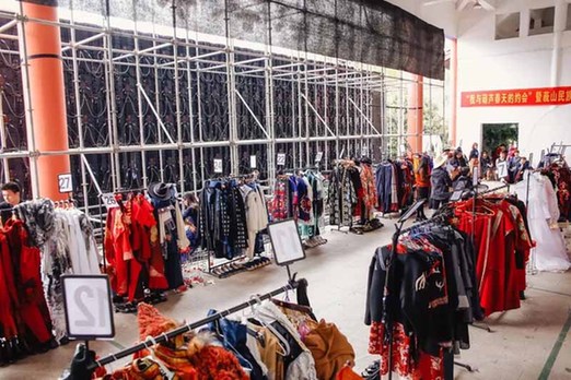 不负春光的馥郁烂漫,来一场燃烧的民族狂欢