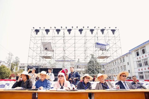 不负春光的馥郁烂漫,来一场燃烧的民族狂欢