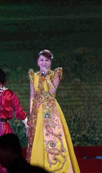乌兰图雅携代表作《站在草原望北京》荣登2017“百花迎春”舞台