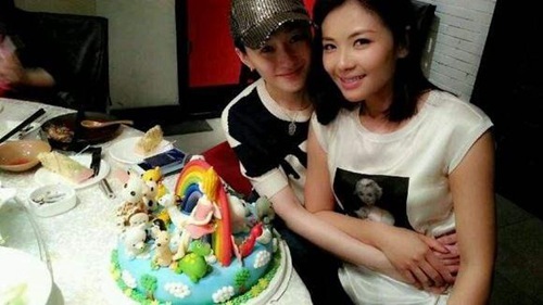 明星们生活中的罕见私照曝光 杨幂言承旭辣眼睛 之前李小冉的生日,曾与她合作过《今夜天使降临》的刘涛在前一天晚上晒出两人庆祝生日的多张合照