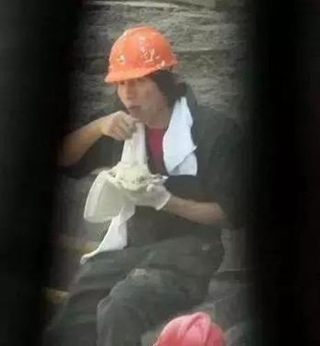 明星们生活中的罕见私照曝光 杨幂言承旭辣眼睛 言承旭,这样子,你的粉丝知道吗?不过应该是民工里最帅的。
