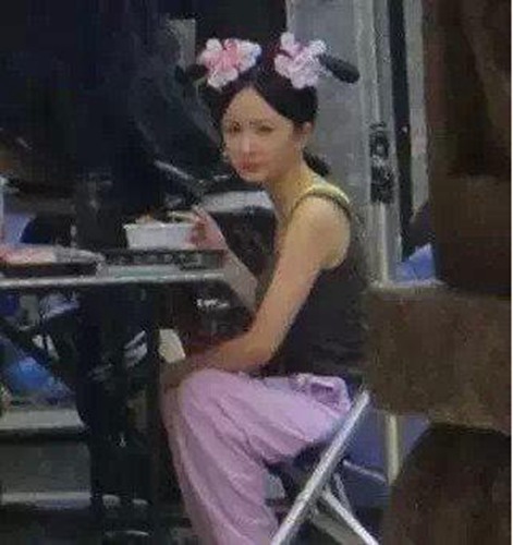 明星们生活中的罕见私照曝光 杨幂言承旭辣眼睛 而女明星里面wuli大幂幂真的是一个非常“不拘小节”的人儿啊!