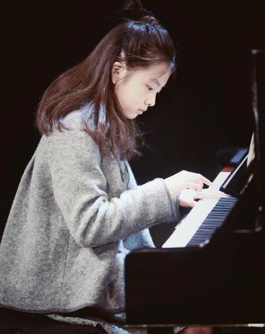 黄多多弹奏钢琴 神情认真侧颜好美