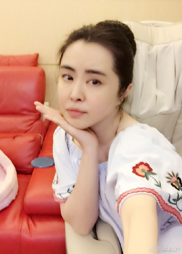 王祖贤晒近照皮肤白皙 王祖贤晒近照皮肤白皙