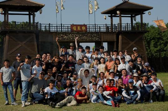 新版《寻秦记》杀青 欢乐艰辛共塑穿越经典 主创合影.jpg