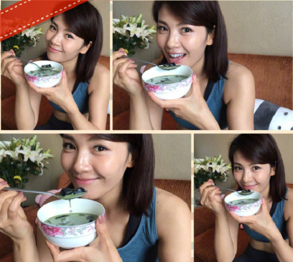 7月16日,刘涛在微博晒了一组素颜美照,照片中刘涛吃着自己亲手做的仙草冻,格外开心。刘涛还在微博配文道:天太热,享受一碗自己做的仙草冻,吃完开练!顺便让你们看看大图小图有啥区别。那么热的天气刘涛还坚持健身,果然功夫不负有心人,在刘涛放出的大图中可以清晰的看到刘涛的马甲线。