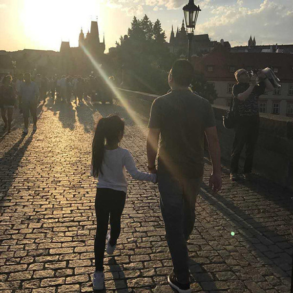 赵薇晒照秀幸福,黄有龙小四月手牵手去旅行