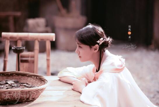 鄭爽古裝『萌妹』形象曝光 新書大賣心情好