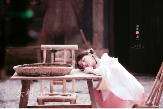 鄭爽古裝『萌妹』形象曝光 新書大賣心情好