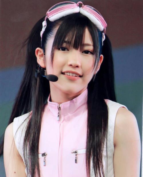 麻友友从13岁出道至今,参加过九次总选举,更是曾经得过总选第一的老牌