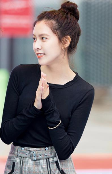 《十年三月三十日》开机 宋妍霏丸子头青春不