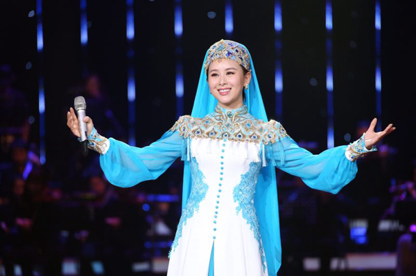 青年歌手雅洁参加CCTV15《记住经典──中国经典民歌100首音乐会》节目录制﹐并演唱青海民歌《花儿与少年》