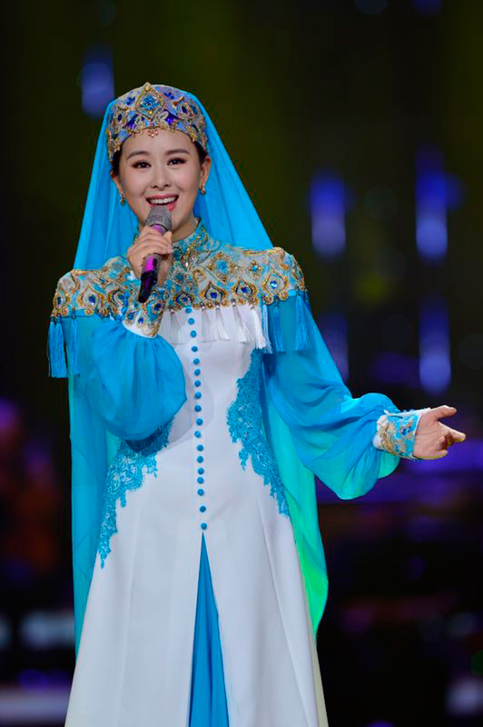 青年歌手雅洁参加CCTV15《记住经典──中国