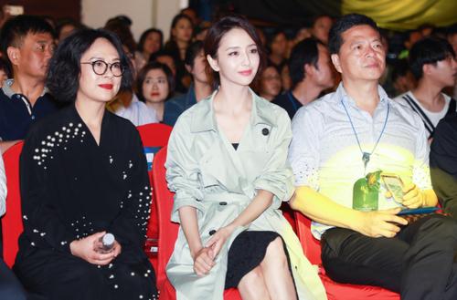 佟丽娅现身艾莱依秋冬发布会 新一季联名系列