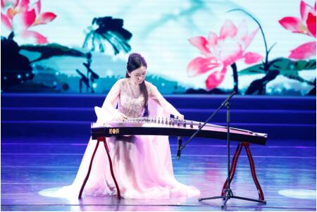 阳光少年走进北舞﹐斯琴高娃朗诵《写给母亲》