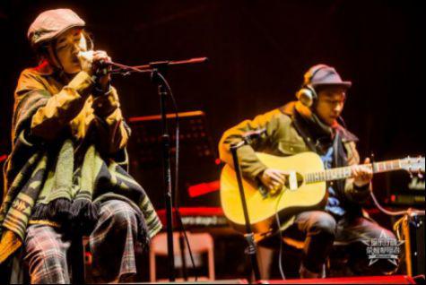 花与叔叔闯入耳朵﹐在荣耀手机制噪者重拾第一