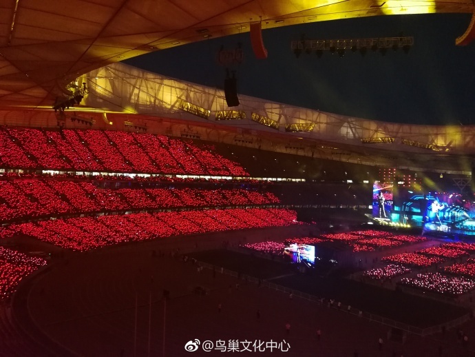 美拍代言人华晨宇演唱会直播：上台前没有压力，期待给粉丝唱新歌