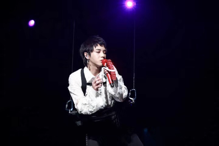美拍代言人华晨宇演唱会直播：上台前没有压力，期待给粉丝唱新歌