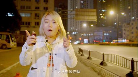 李雪琴升级“校门梗”,限时挑战求学之路 李雪琴升级“校门梗”,限时挑战求学之路