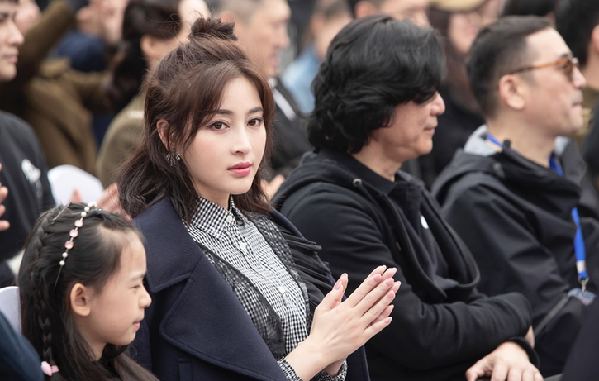 军事情报谍战剧开机 甘婷婷衬衫短裙防剧透机智回应 甘婷婷.jpg