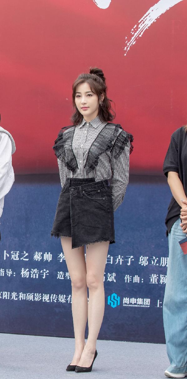 军事情报谍战剧开机 甘婷婷衬衫短裙防剧透机智回应 甘婷婷短裙亮相.jpg