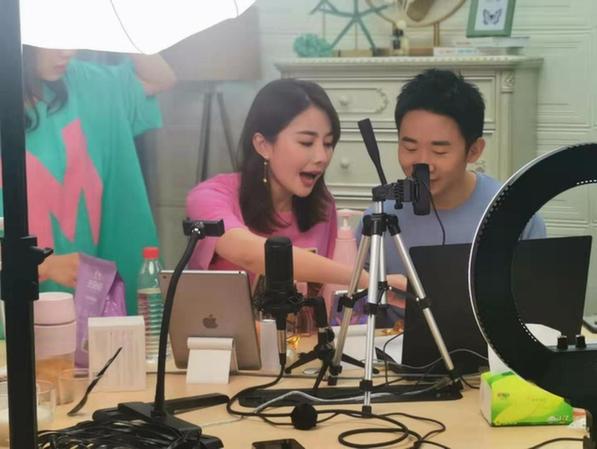 陈洁kiki携手杨迪直播首秀 明星纷纷入场热度爆棚