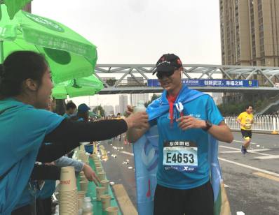 2018武汉马拉松盛大开跑 湖北友芝友乳业惊艳