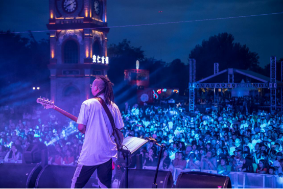 节日就是欢乐在一起，在一起才会更欢乐