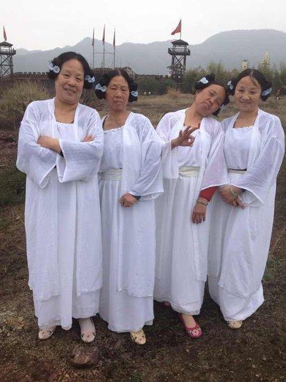 西游》捧红龙套大妈荒野四大美女搞笑合影(3)_明