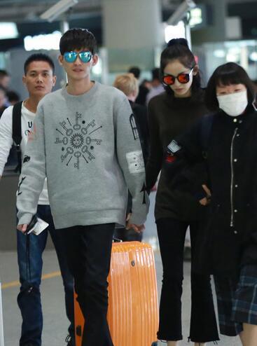 好像周冬雨古力娜扎都有不穿内衣的习惯