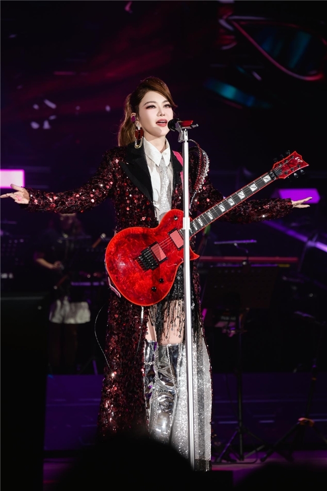 辞旧迎新!乌兰图雅2025“花开四季”天津演唱会燃情开唱