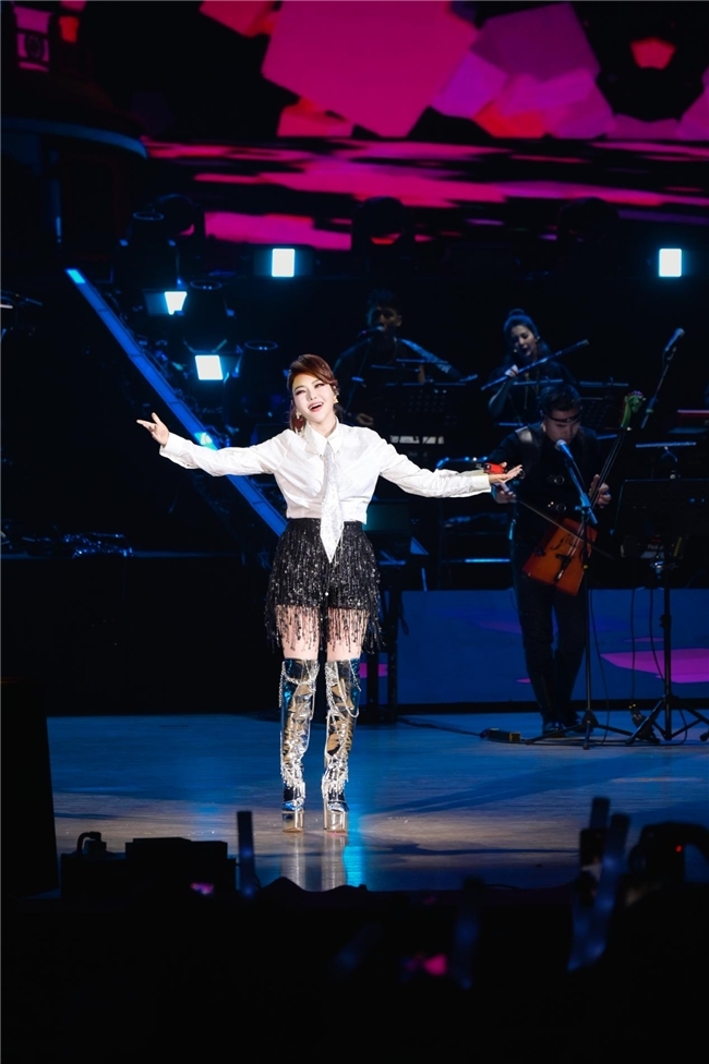 辞旧迎新!乌兰图雅2025“花开四季”天津演唱会燃情开唱