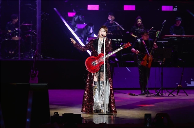 辞旧迎新!乌兰图雅2025“花开四季”天津演唱会燃情开唱