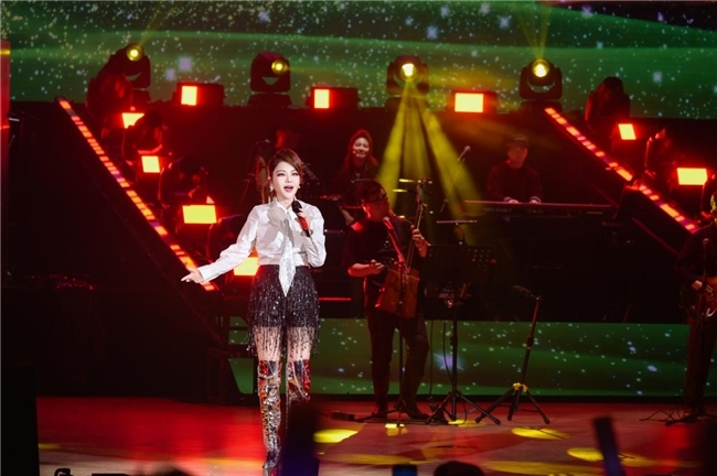 辞旧迎新!乌兰图雅2025“花开四季”天津演唱会燃情开唱