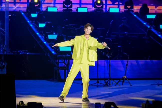 辞旧迎新!乌兰图雅2025“花开四季”天津演唱会燃情开唱