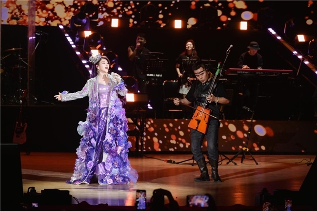 辞旧迎新!乌兰图雅2025“花开四季”天津演唱会燃情开唱