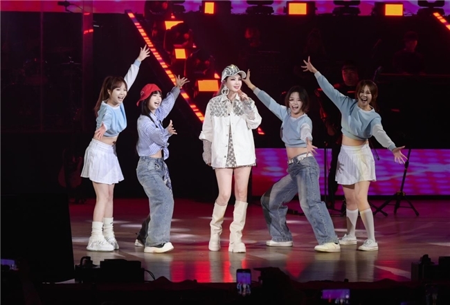 辞旧迎新!乌兰图雅2025“花开四季”天津演唱会燃情开唱