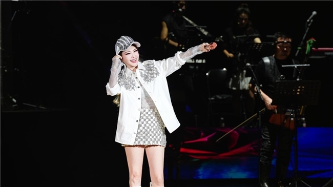 辞旧迎新!乌兰图雅2025“花开四季”天津演唱会燃情开唱