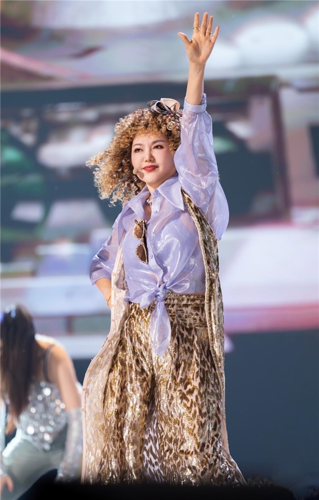 乌兰图雅爆炸头跳起复古Disco燃动乘风四公舞台