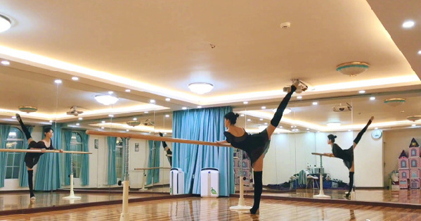 张梓琳晒舞蹈训练的照 秀122米逆天长腿