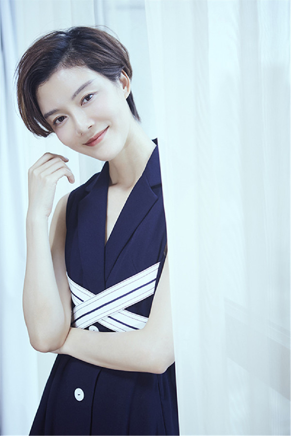 车晓蓝色长裙亮相气质简约优雅