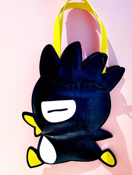 酷企鹅双面包包hello kitty随行杯穿梭在6楼的时光珍藏屋内,寻找带有