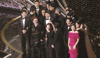把大奖给一个不会说英语的亚洲导演，奥斯卡迈出了千辛万苦的一小步